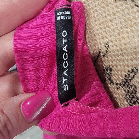 Bright pink sleeveless shirt, super soft, size large - Picture 4 of 4